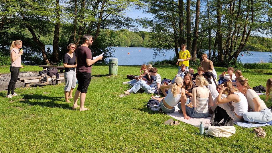 Billede af elever ved en sø i Ratzeburg