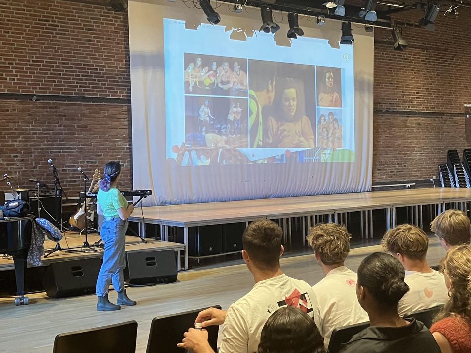 Billede af Salka der holder oplæg