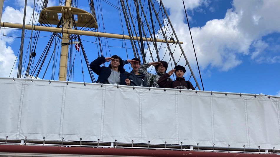 Billede af 4 elever på skoleskib der gør honnør