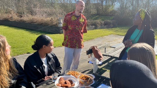 Elever der spiser i forbindelse med Ghana-projekt