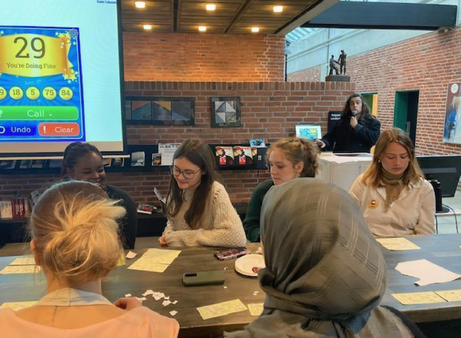 Billede af elever der spille banko