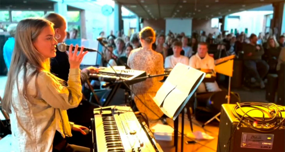 PR-billede til Forårsfestivalen, med et band der spiller