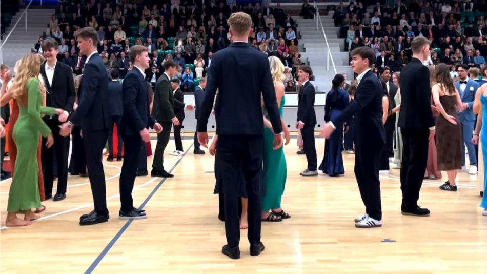 Billede fra Gallafesten på Risskov Gymnasium hvor elever danser